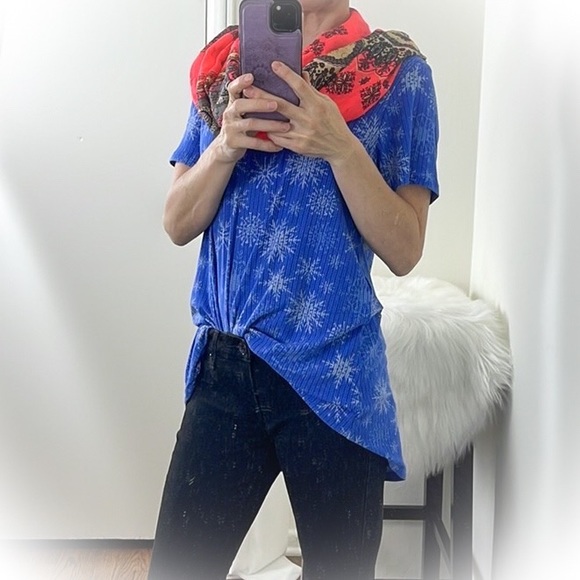 💕Beautiful Like new Lularoe Snowflakes Tunic Top💕 - Picture 10 of 10